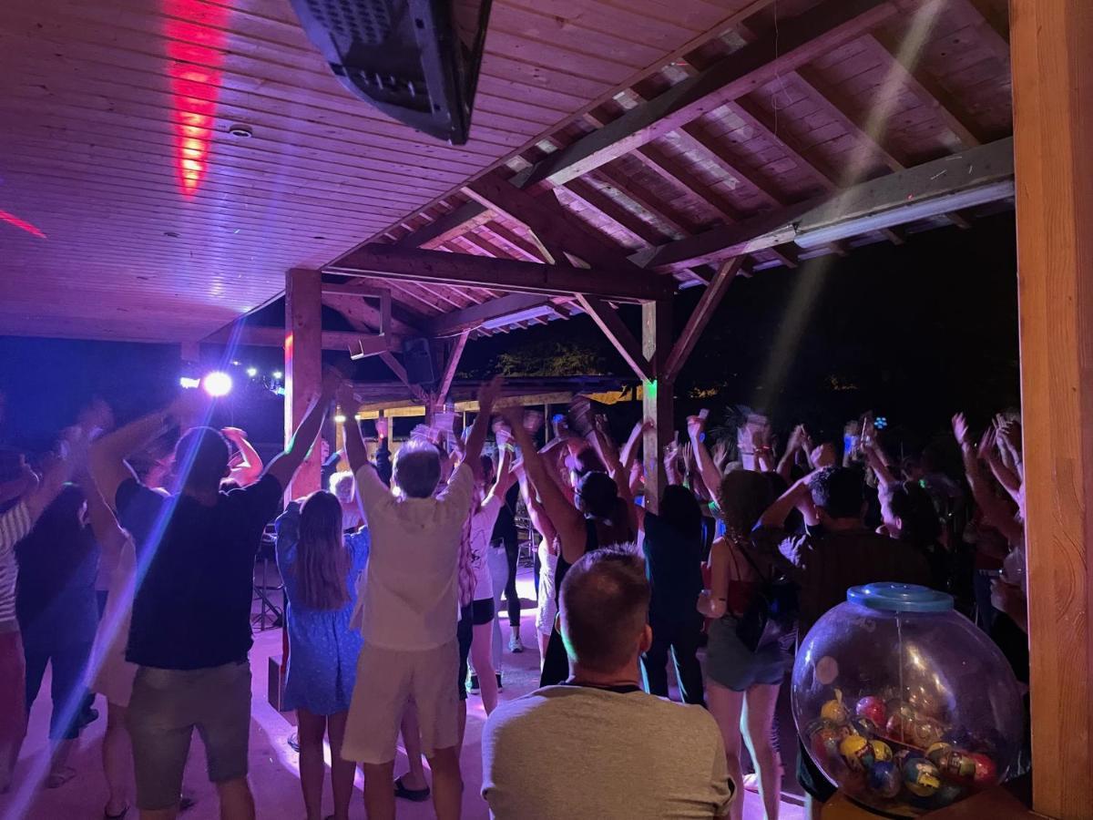 Camping Avec Piscine Et Riviere A Tournon Sur Rhone Ardeche Zewnętrze zdjęcie